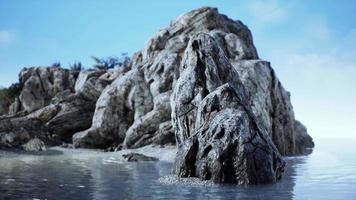 isla tropical rocosa en el océano video