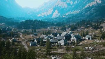 vista sul vecchio villaggio italiano nelle montagne dell'Appennino video