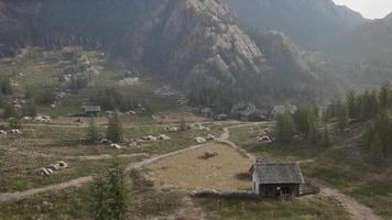 famosa vila de montanha localizada ao lado da montanha dos alpes austríacos
