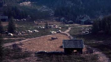 vista na antiga vila italiana nas montanhas dos Apeninos video