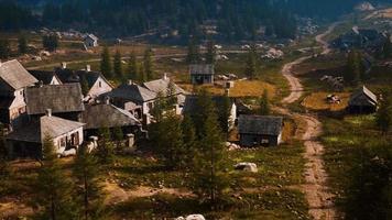Schöne alte Häuser in den Bergen video