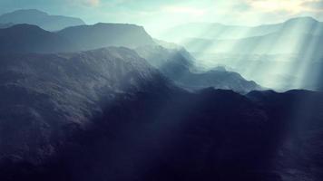 nacht woestijnlandschap met rotsachtige bergen en zonsondergang video