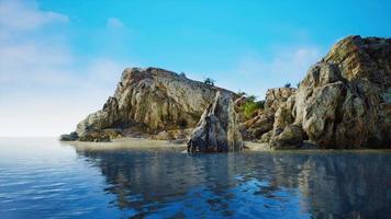 isla tropical rocosa en el océano video