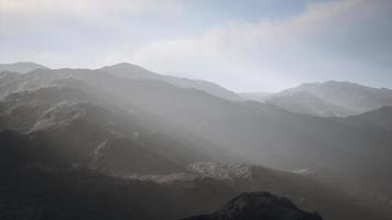 Nachtwüstenlandschaft mit felsigen Bergen und Sonnenuntergang video