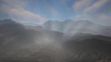 landschap panoramisch uitzicht woestijn met rotsachtige bergen video