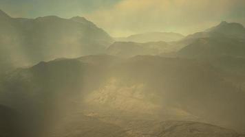 campo de piedra en una densa niebla en las tierras altas video