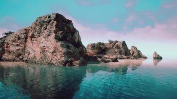 vue d'été sur les grottes marines et les falaises rocheuses video