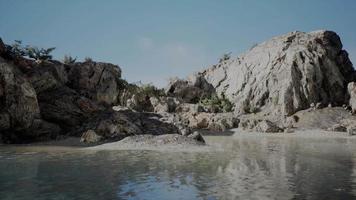 vue d'été sur les grottes marines et les falaises rocheuses video