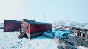 la station brune est une base antarctique et une station de recherche scientifique video
