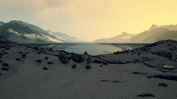 winterlandschaft mit schneebedeckten felsen am arktischen ozean video