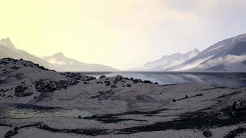 plage avec de grosses pierres rondes sur la côte de la mer de barents dans l'arctique video
