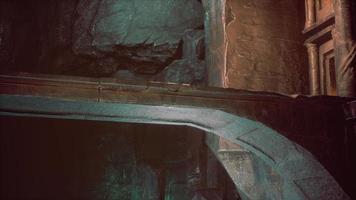 vecchio ponte di pietra all'interno della grande grotta video