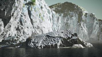 rotsachtige oceaankust met bergen en een prachtig zandstrand video