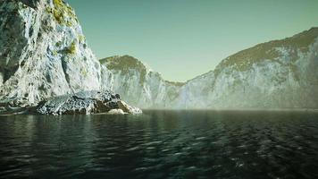 rotsachtige oceaankust met bergen en een prachtig zandstrand video