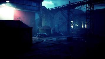 fábrica abandonada aterradora en la noche