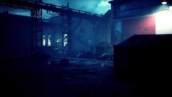 scène de nuit d'une usine désaffectée video