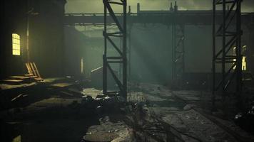 cena noturna de uma fábrica abandonada