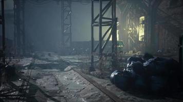 escena nocturna de una fábrica abandonada video