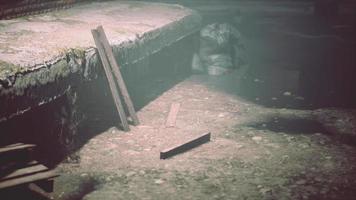 ruines d'une usine industrielle très polluée video