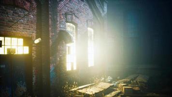 vieille allée sombre d'entrepôt d'usine la nuit video