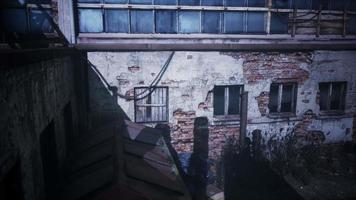 fábrica abandonada aterradora en la noche video