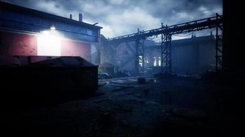 beco do antigo armazém da fábrica escura à noite