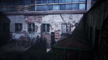 scena notturna di una fabbrica abbandonata video