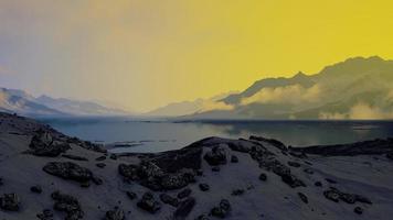 winterlandschaft mit schneebedeckten felsen am arktischen ozean video