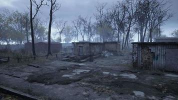 bâtiments anciens et abandonnés dans une petite ville video