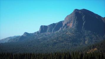 incríveis vistas da montanha no norte do canadá no verão video