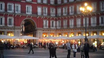 Madrid spanje nachtleven, mensen zitten aan tafels bescheiden gezellig café op plaza mayor video