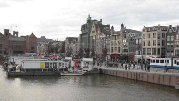 båtar navigering och kanaler i amsterdam, gatan stadsliv, turister och café video