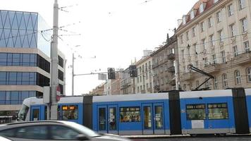 tráfico de tranvía en la calle del centro de la ciudad de wroclaw polonia - día