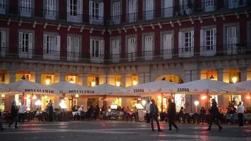 madrid spagna vita notturna, le persone si siedono ai tavoli modesto caffè accogliente su plaza mayor video