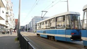 traffico del tram presso la via del centro città di wroclaw, in polonia video