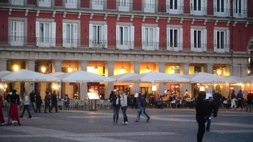 madrid spanien nachtleben, leute sitzen an bescheidenen gemütlichen cafétischen am plaza mayor video