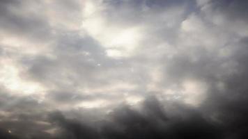 nubes de tormenta de lapso de tiempo viajan a través de un cielo oscuro - bucle video