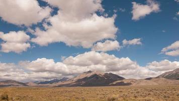 time-lapse wolken reizen over vlaktes en bergen. video