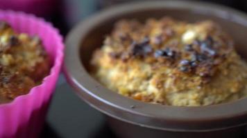garimpando um muffin doce recém-assado com nozes em bandejas de silicone coloridas. conceito de cozinhar e assar. profundidade de campo rasa com foco seletivo. video