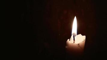 Kerzen in einem dunklen Raum angezündet. exotisches Hintergrundvideo.