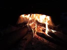Brennholz wird in einem traditionellen Ofen verbrannt. exotisches Hintergrundvideo. video