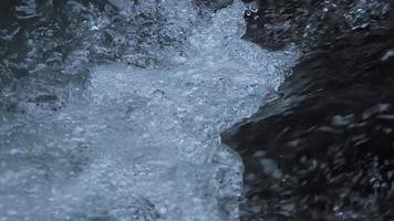 fotage de agua que fluye en el río video