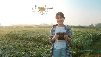 agricultor inteligente con drones rociando fertilizantes y pesticidas sobre tierras de cultivo, innovaciones de alta tecnología y agricultura inteligente video
