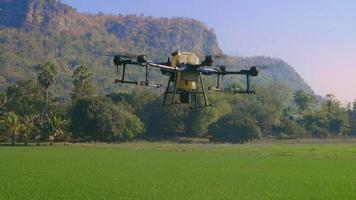landbouwdrone vliegt en sproeit kunstmest en pesticiden over landbouwgrond, geavanceerde technologische innovaties en slimme landbouw video