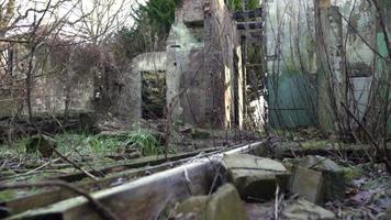 vestiges d'une maison abandonnée video