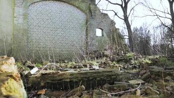 Flachschuss von Trümmern in einer Ruine video