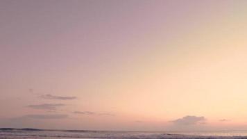 avion survolant la mer au coucher du soleil video