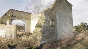 une structure abandonnée en brique qui s'effondre video