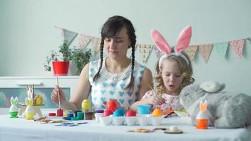 kleines Mädchen und ihre Mutter bereiten sich auf Ostern vor video