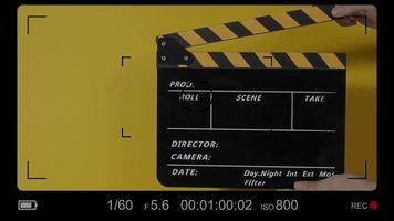 filmskiffer eller clapperboard slå. närbild hand som håller tom filmskiffer och klappar den. video